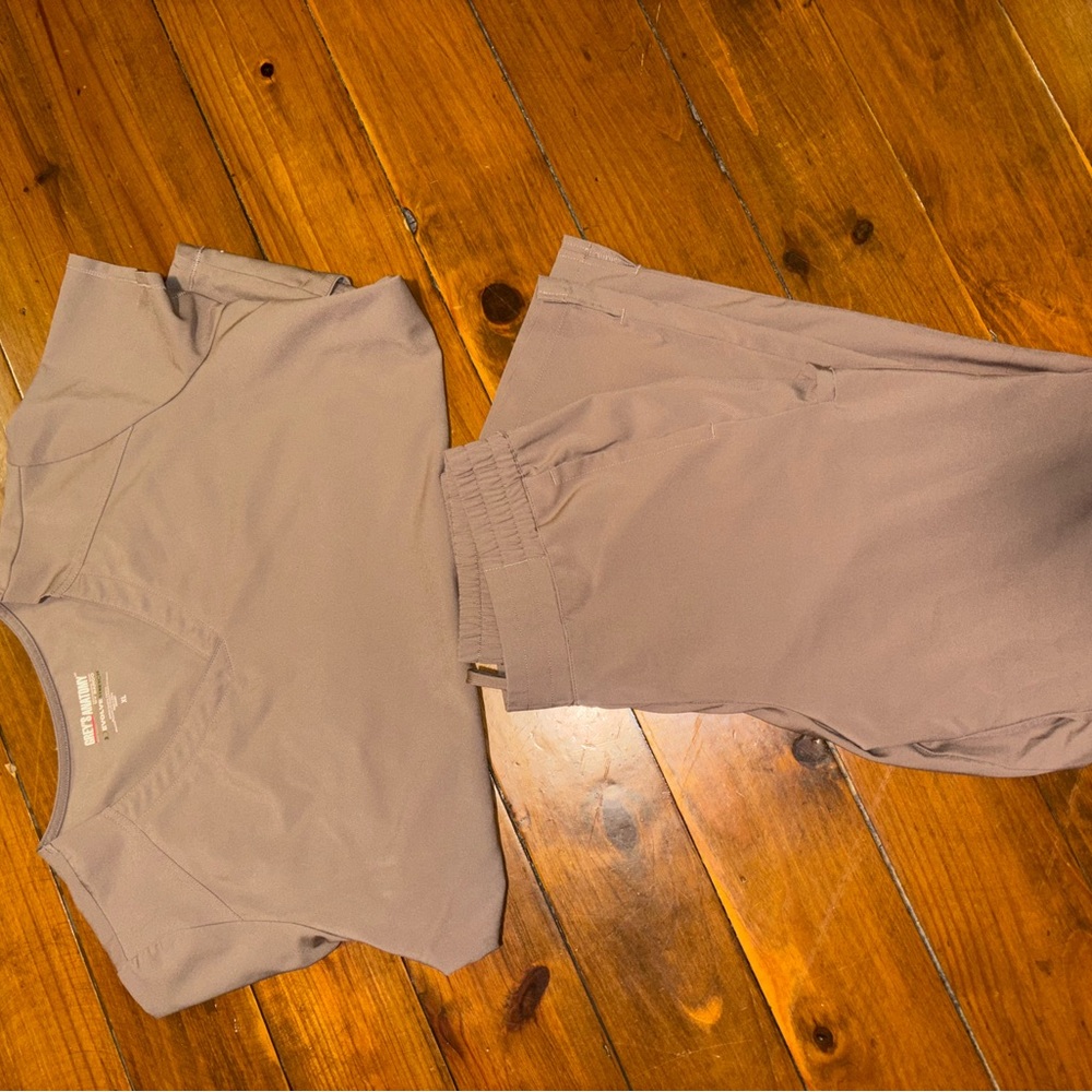 Grey’s Anatomy Scrubs - Picture 2 of 4